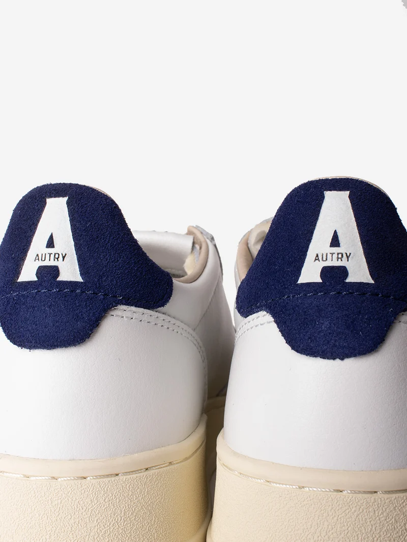 M Medalist Low in pelle bianca con logo in suede bianco e talloncino blu