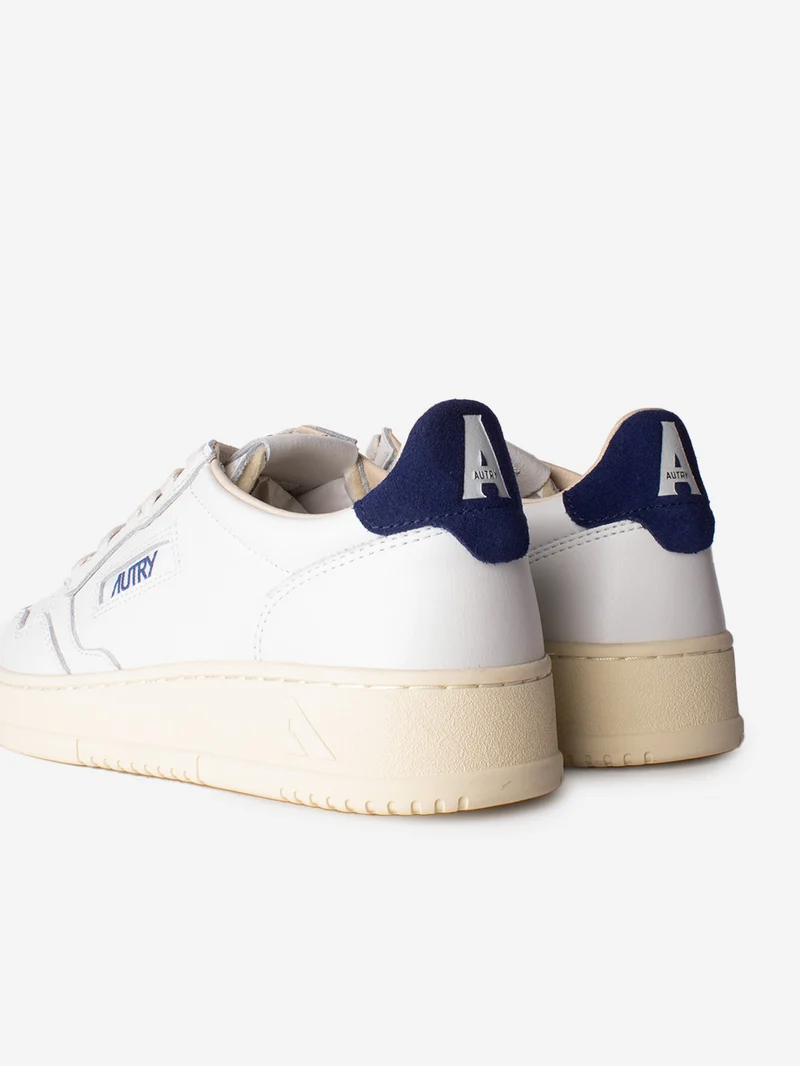 M Medalist Low in pelle bianca con logo in suede bianco e talloncino blu