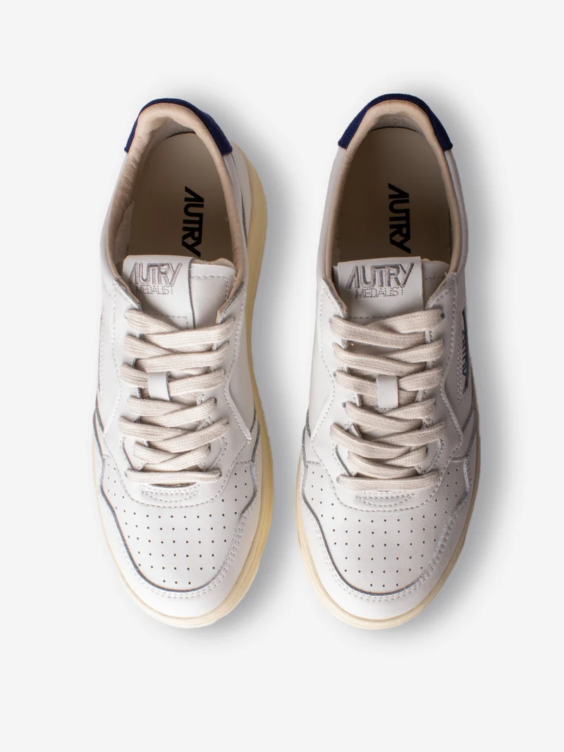 M Medalist Low in pelle bianca con logo in suede bianco e talloncino blu