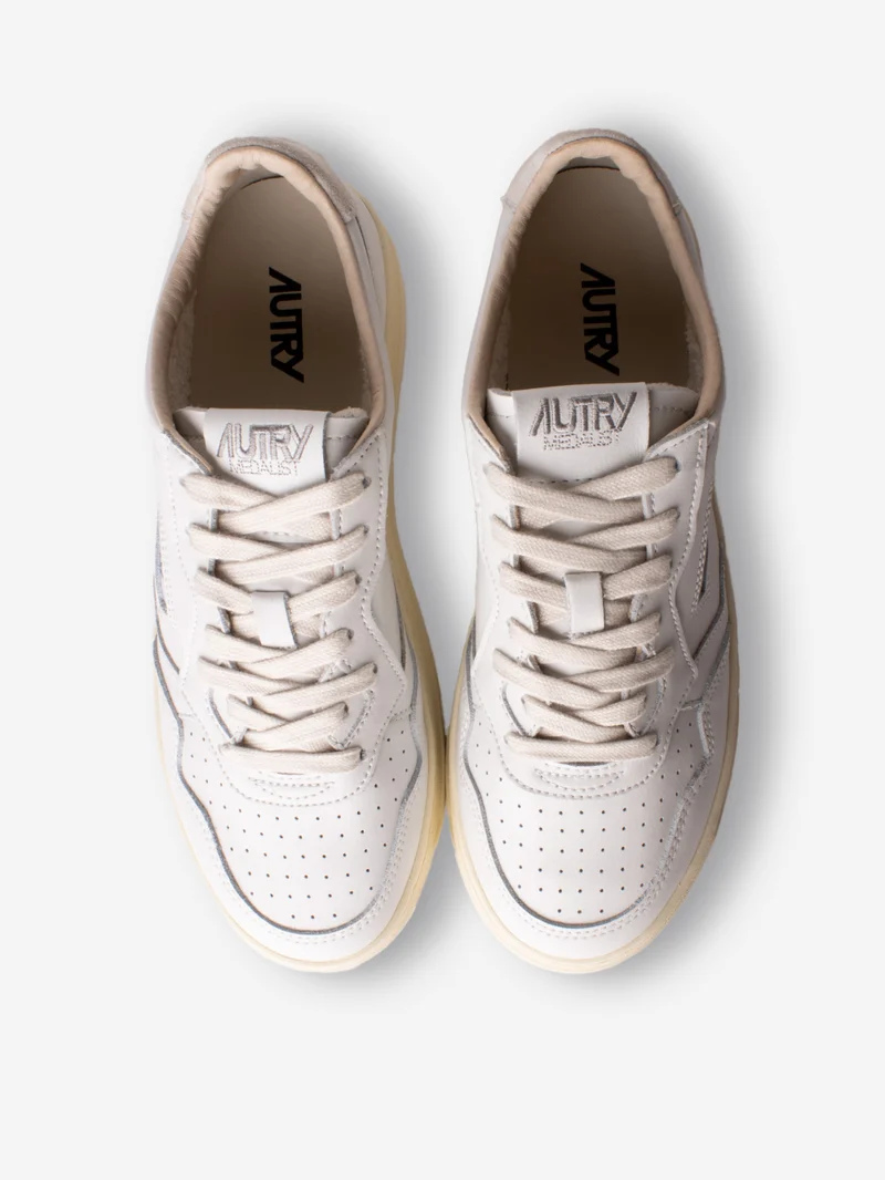 M Medalist Low in pelle bianca con logo in suede bianco