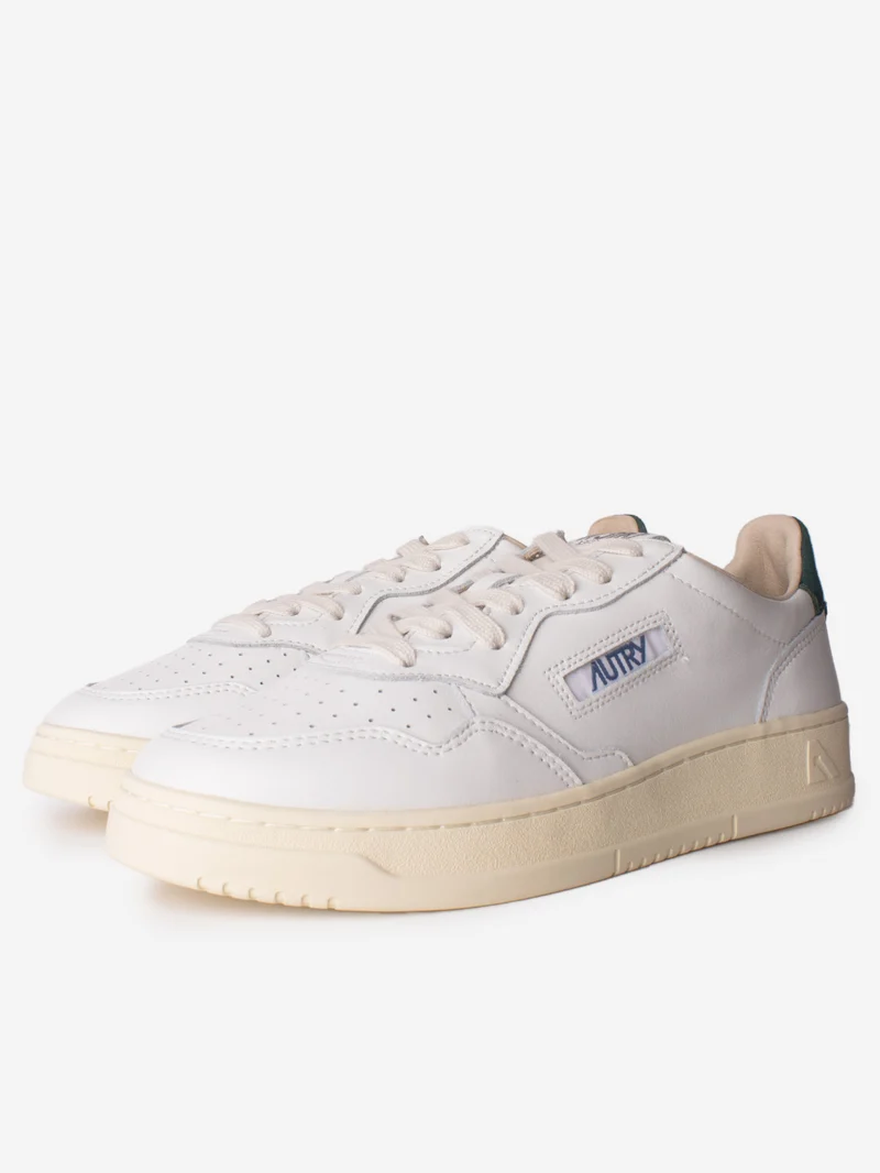 M Medalist Low in pelle bianca con logo in suede bianco e talloncino verde