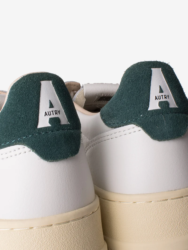 M Medalist Low in pelle bianca con logo in suede bianco e talloncino verde