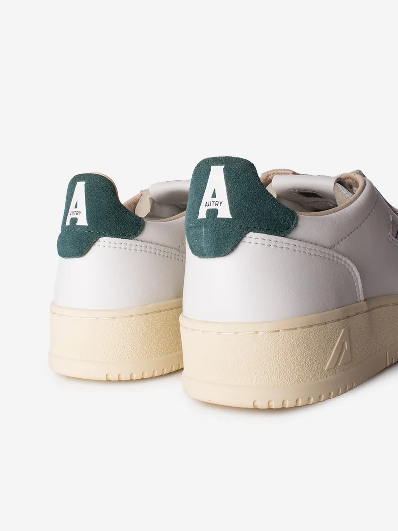 M Medalist Low in pelle bianca con logo in suede bianco e talloncino verde