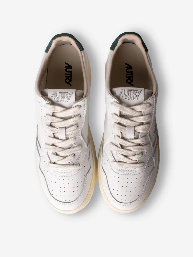 M Medalist Low in pelle bianca con logo in suede bianco e talloncino verde
