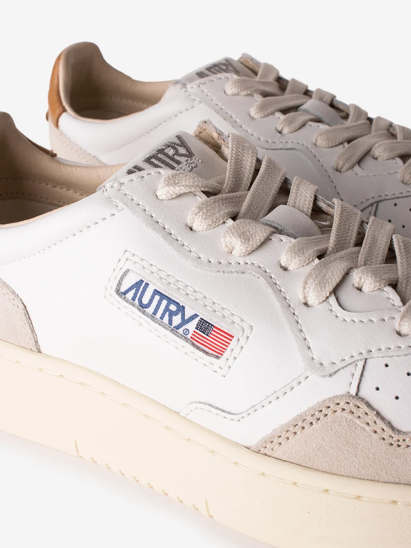 M Medalist Low in pelle bianca con suede e talloncino marrone chiaro