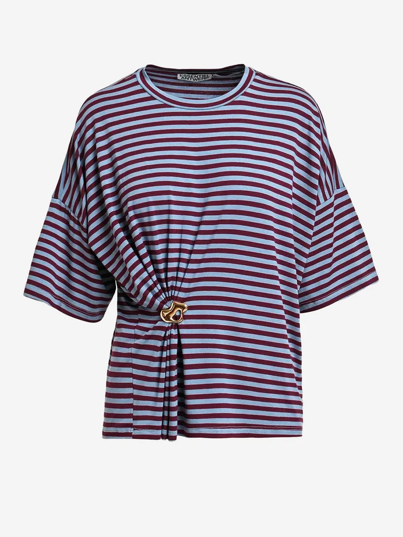 T-shirt oversize a righe azzurre e borgogna con spilla dorata