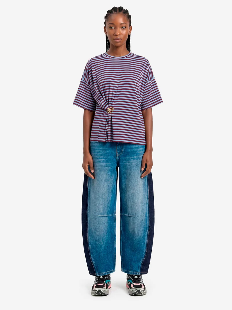 T-shirt oversize a righe azzurre e borgogna con spilla dorata