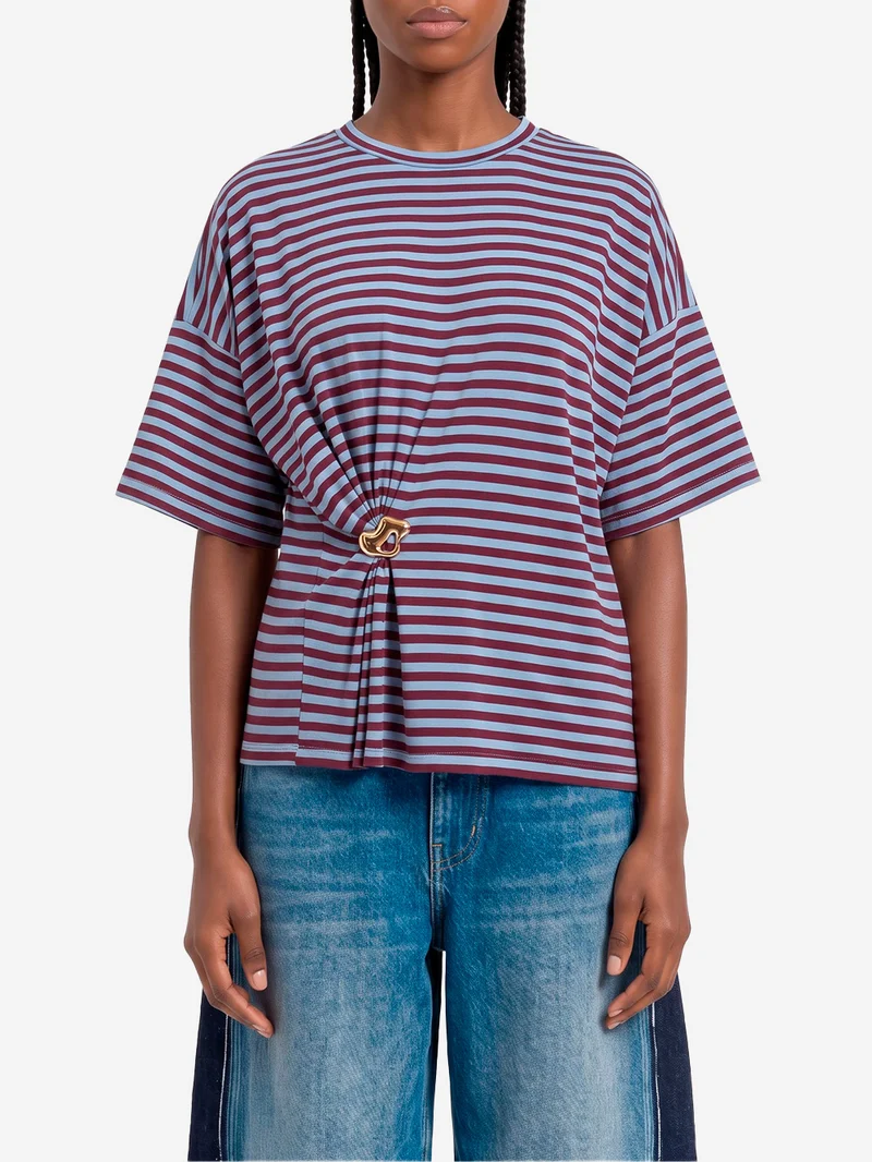 T-shirt oversize a righe azzurre e borgogna con spilla dorata