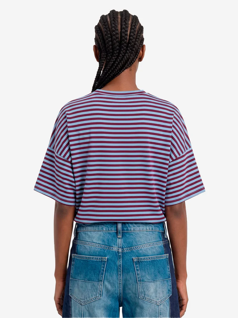 T-shirt oversize a righe azzurre e borgogna con spilla dorata