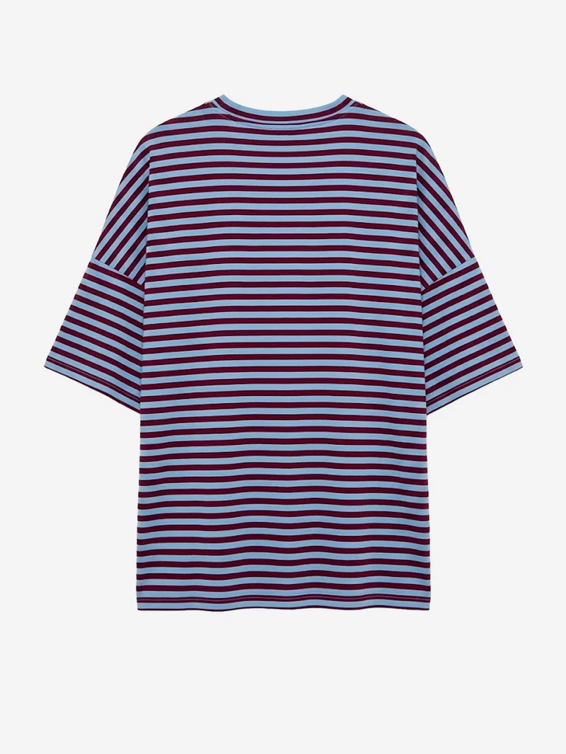 T-shirt oversize a righe azzurre e borgogna con spilla dorata