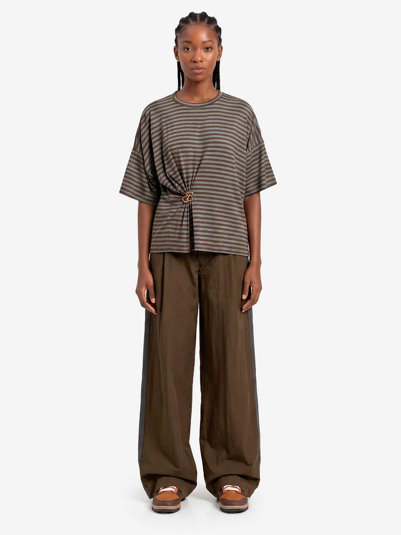 T-shirt oversize a righe grigie e cachi con spilla dorata
