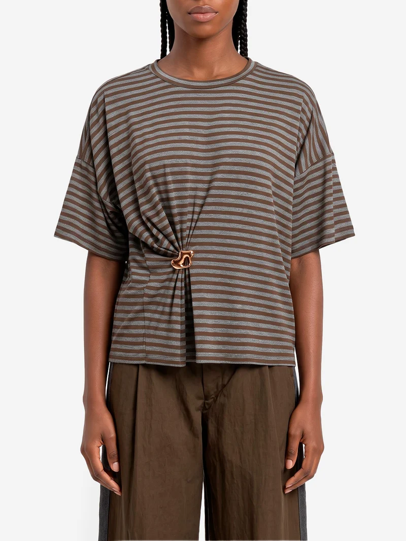 T-shirt oversize a righe grigie e cachi con spilla dorata