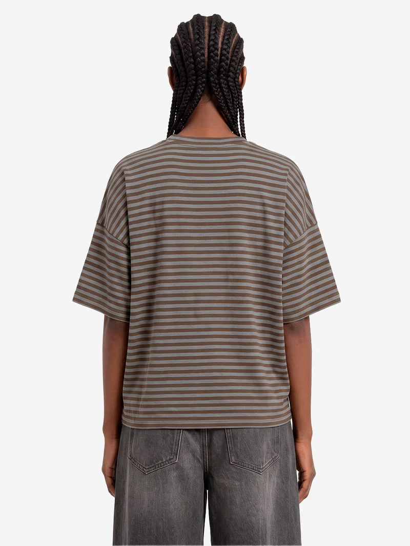 T-shirt oversize a righe grigie e cachi con spilla dorata