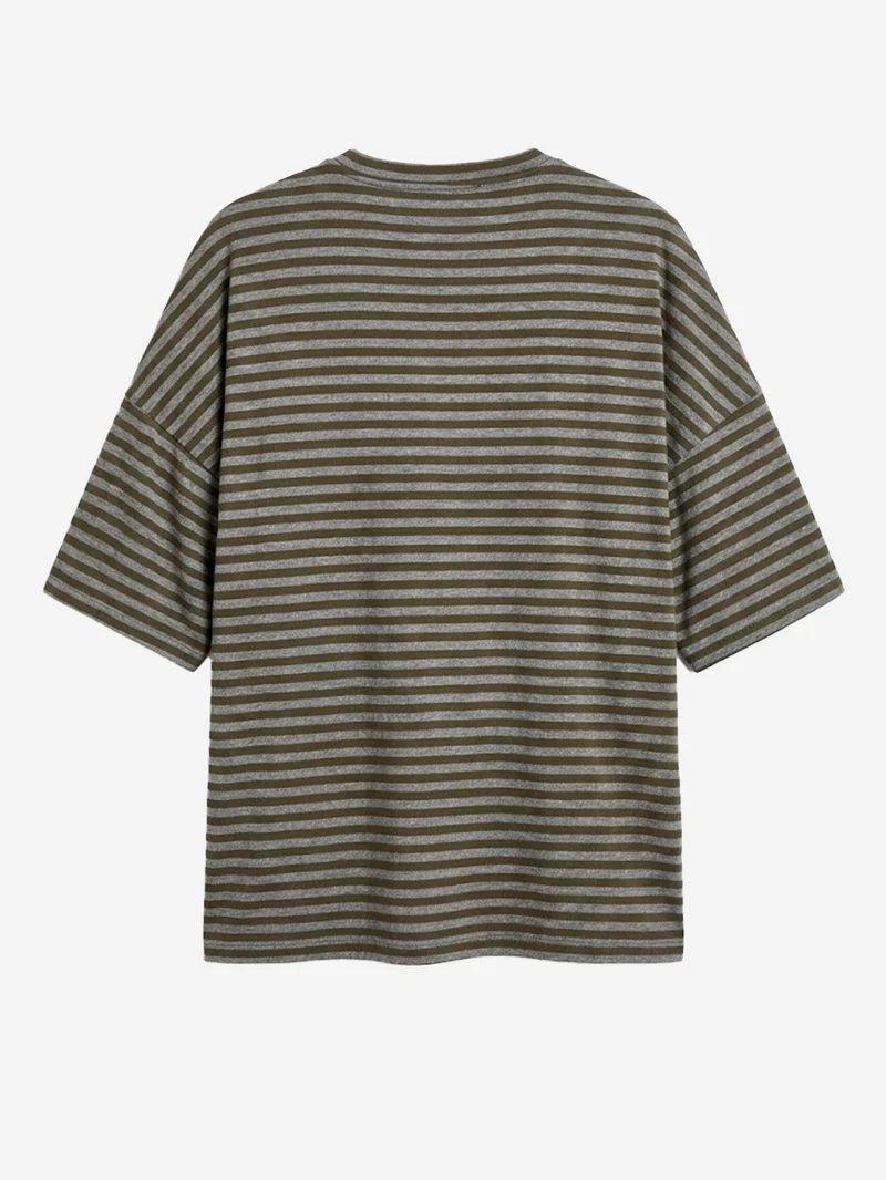 T-shirt oversize a righe grigie e cachi con spilla dorata