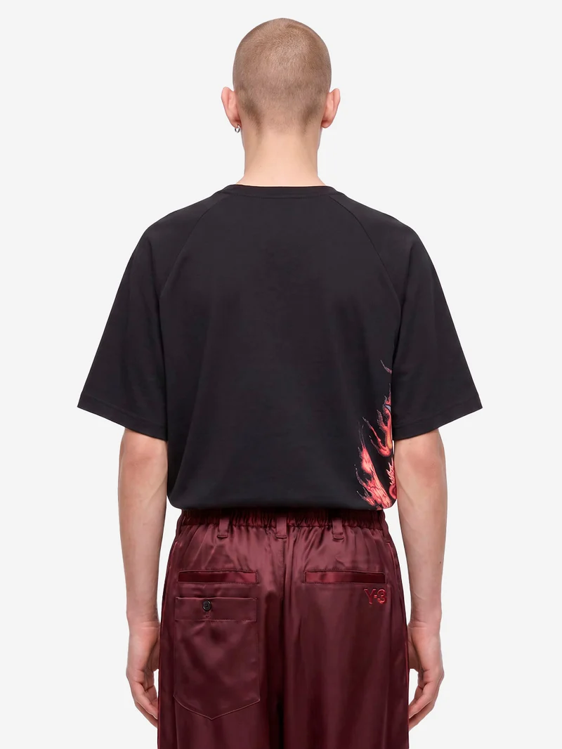 T-Shirt nera con grafica oni-mask