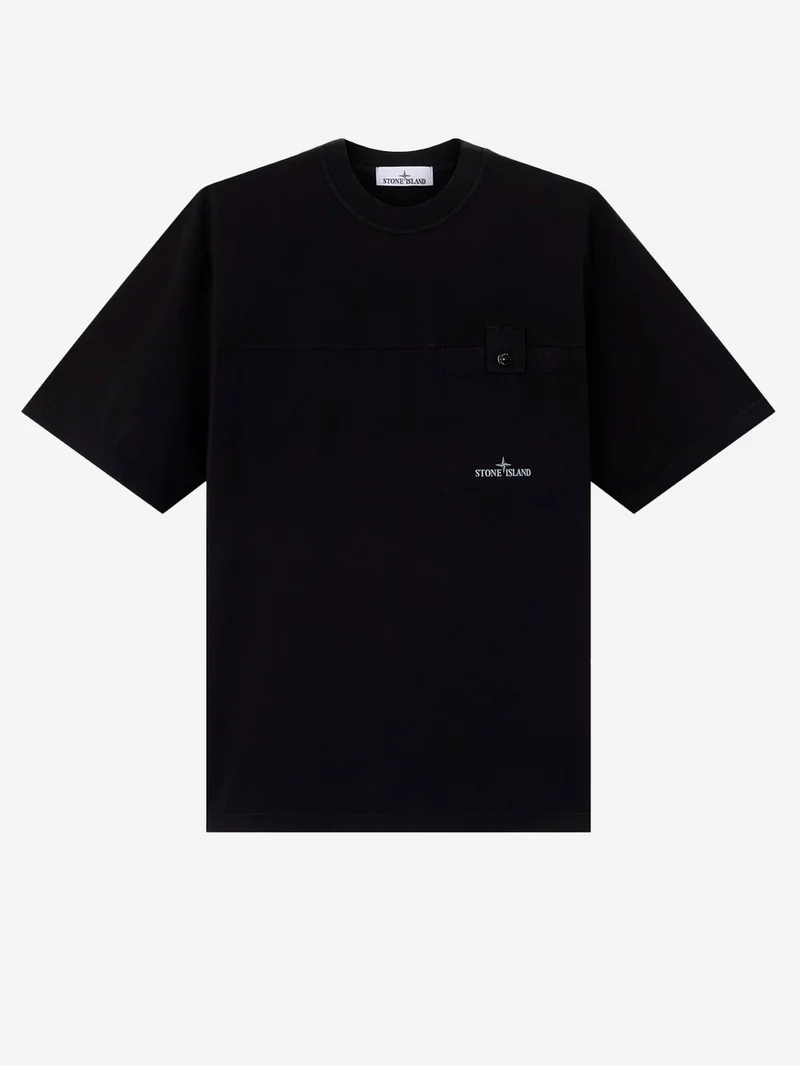 T-shirt nera in jersey con logo stampato sulla tasca