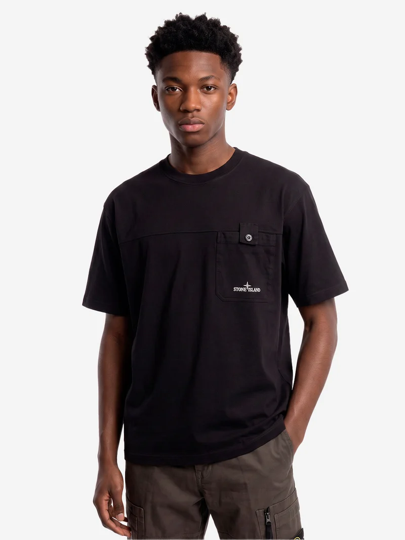 T-shirt nera in jersey con logo stampato sulla tasca