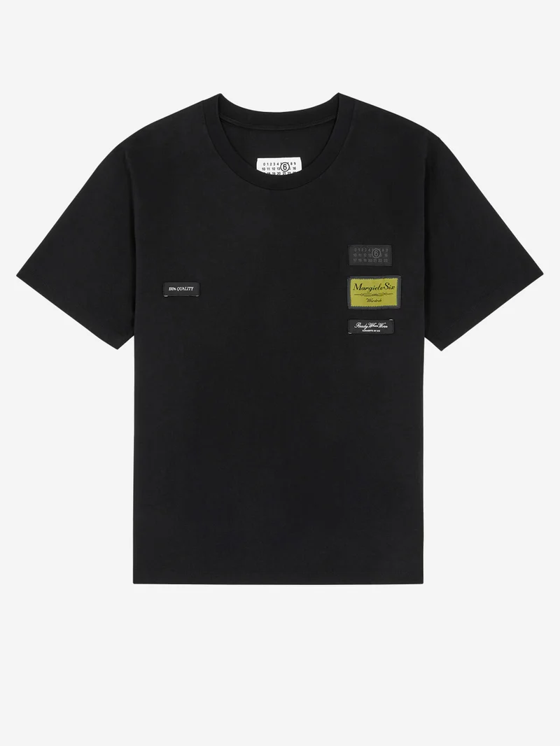 T-shirt nera con etichette esterne