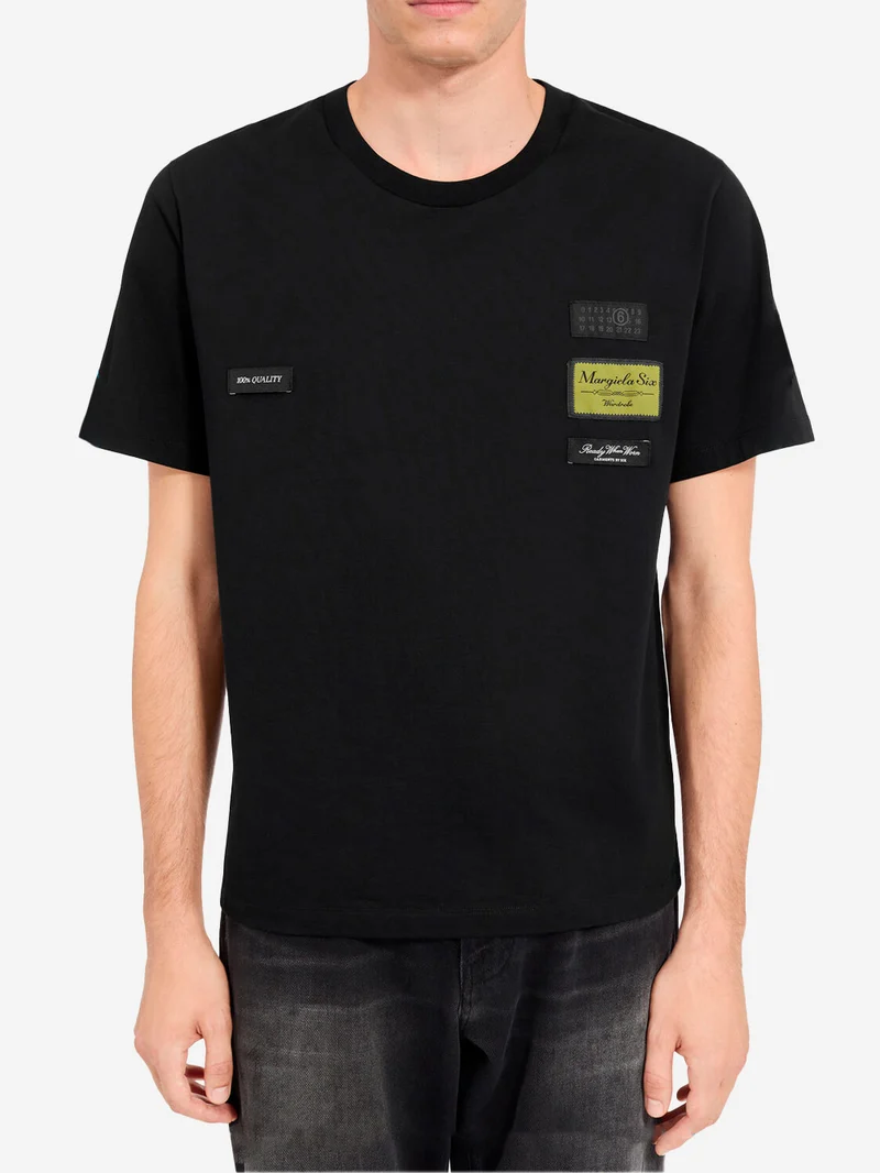 T-shirt nera con etichette esterne