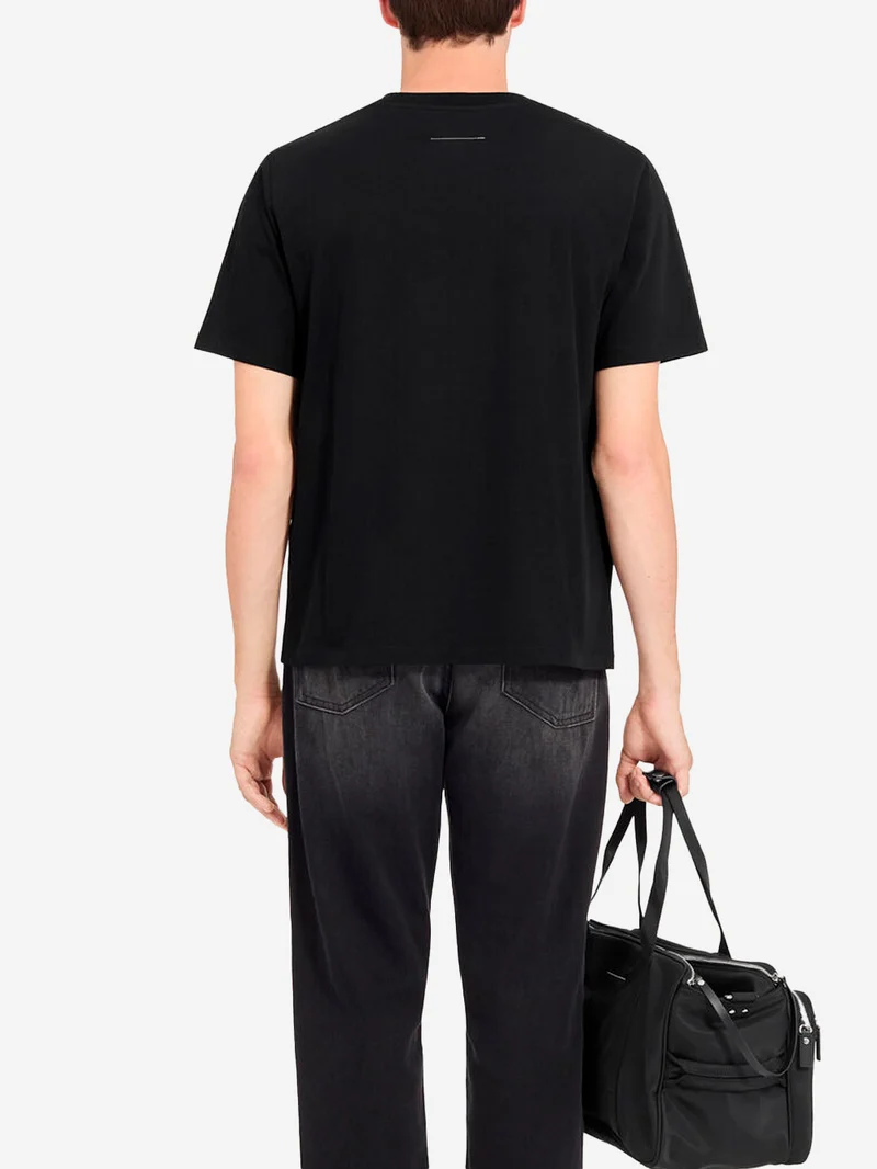 T-shirt nera con etichette esterne