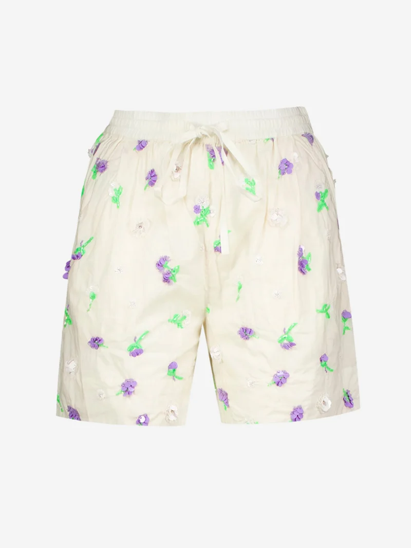 Pantaloncini bianchi con decorazioni floreali in paillettes, strass e perline viola e verdi