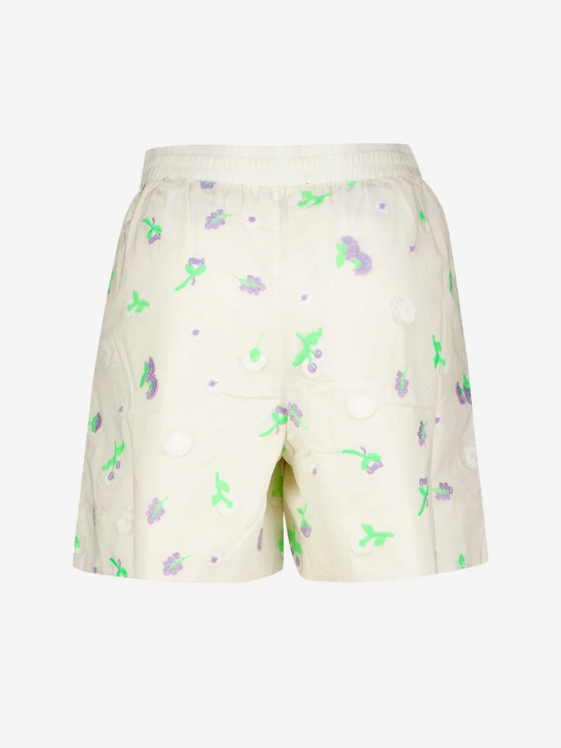 Pantaloncini bianchi con decorazioni floreali in paillettes, strass e perline viola e verdi