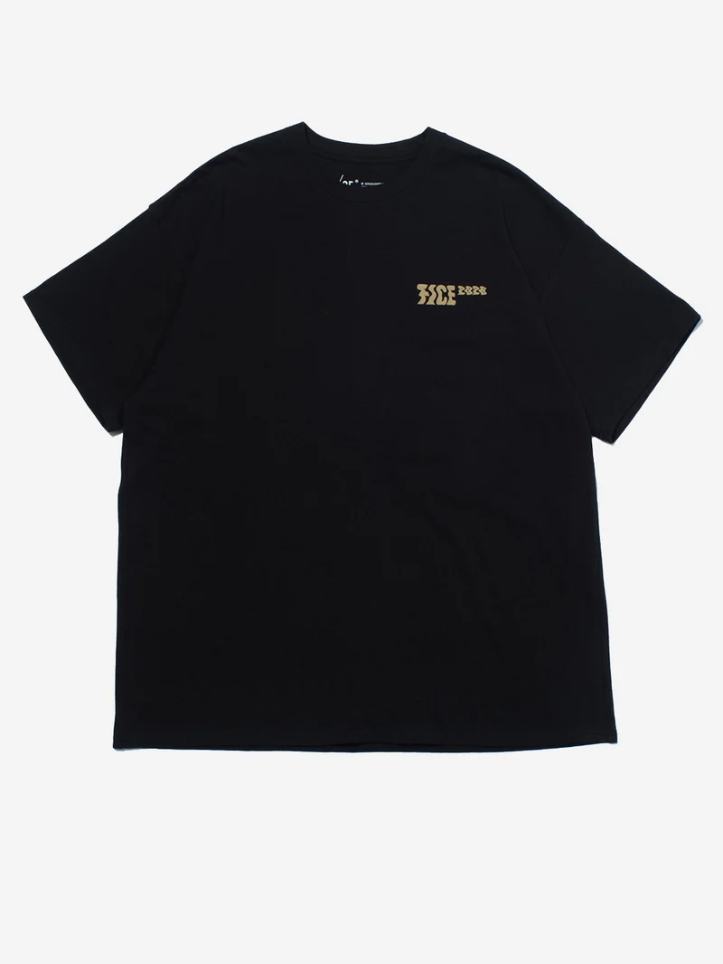 T-shirt nera con logo distorto