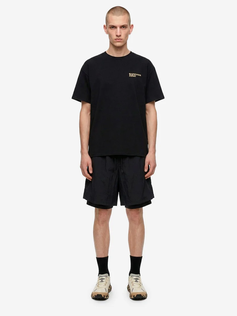 T-shirt nera con logo distorto