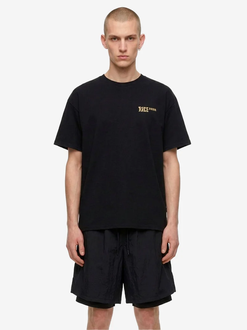 T-shirt nera con logo distorto