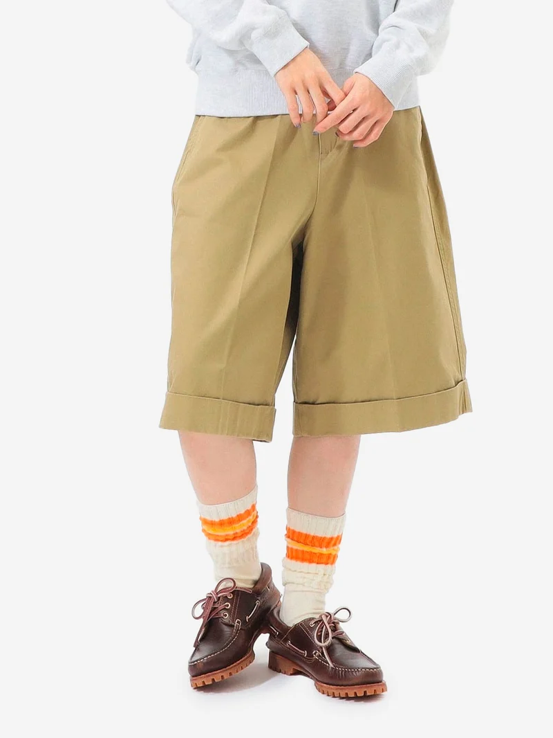 Shorts a gamba larga beige khaki con pieghe frontali