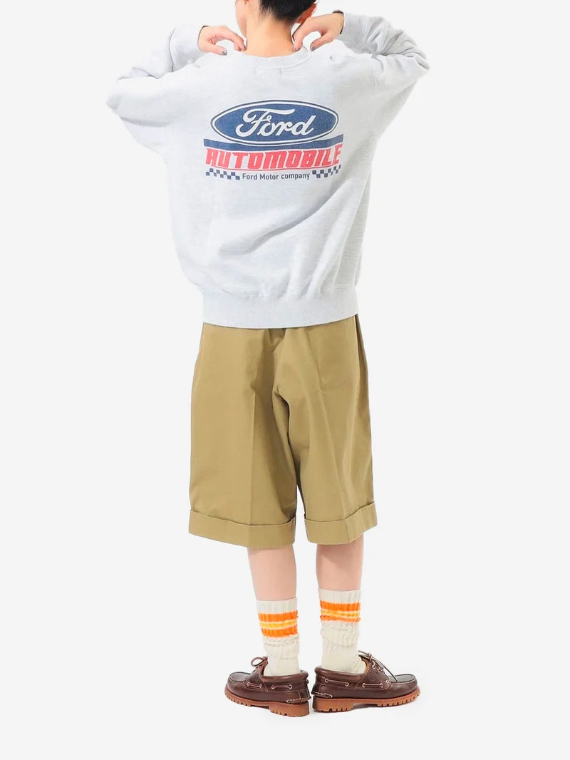 Shorts a gamba larga beige khaki con pieghe frontali