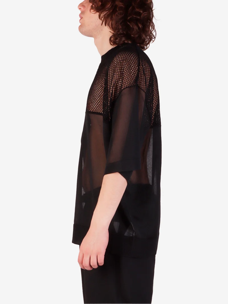 T-shirt nera in mesh trasparente