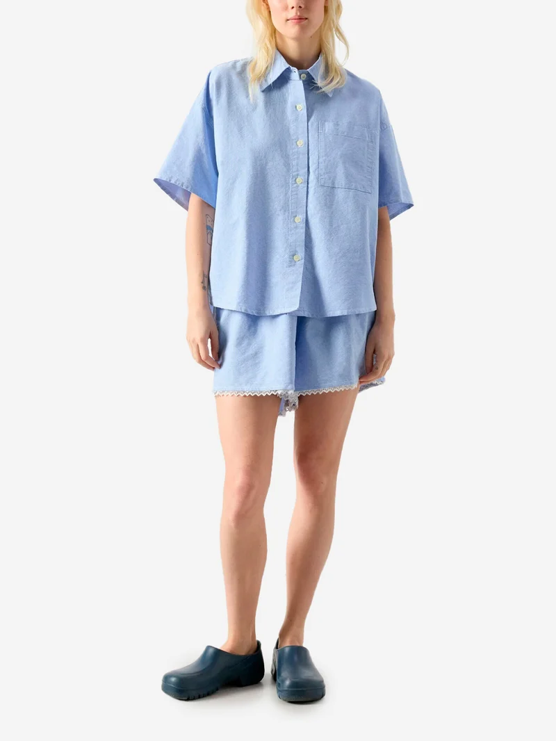Shorts in cotone azzurri con vita elasticizzata e dettagli in pizzo