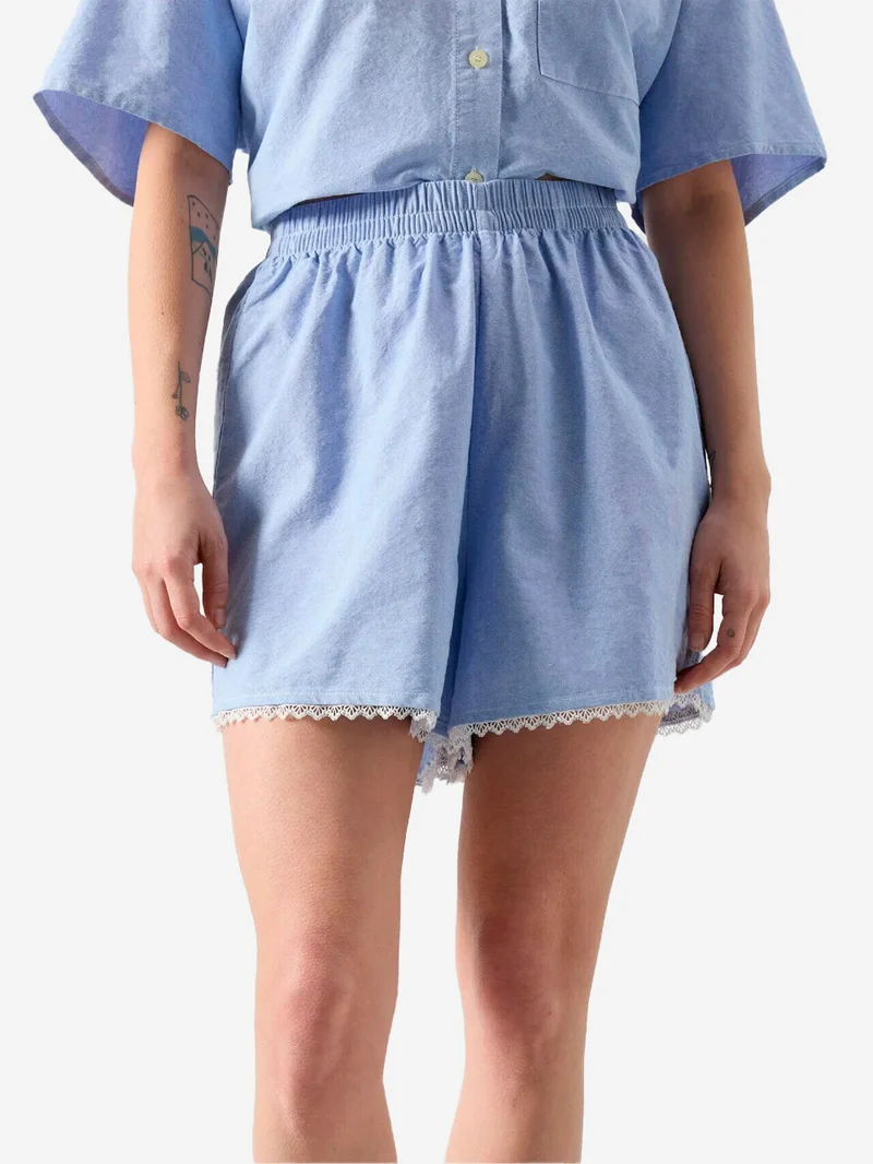 Shorts in cotone azzurri con vita elasticizzata e dettagli in pizzo