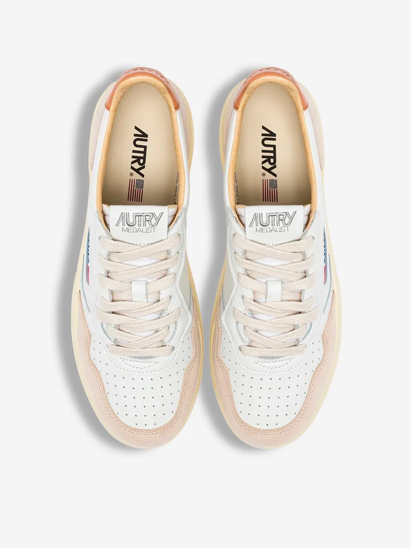 M Medalist Low bianche, blu e sand storm e beige
