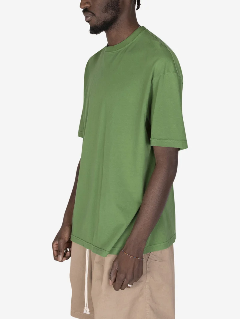 T-shirt girocollo over verde prato