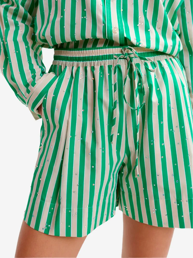 Pantaloncini a righe verdi e crema con decorazioni di strass