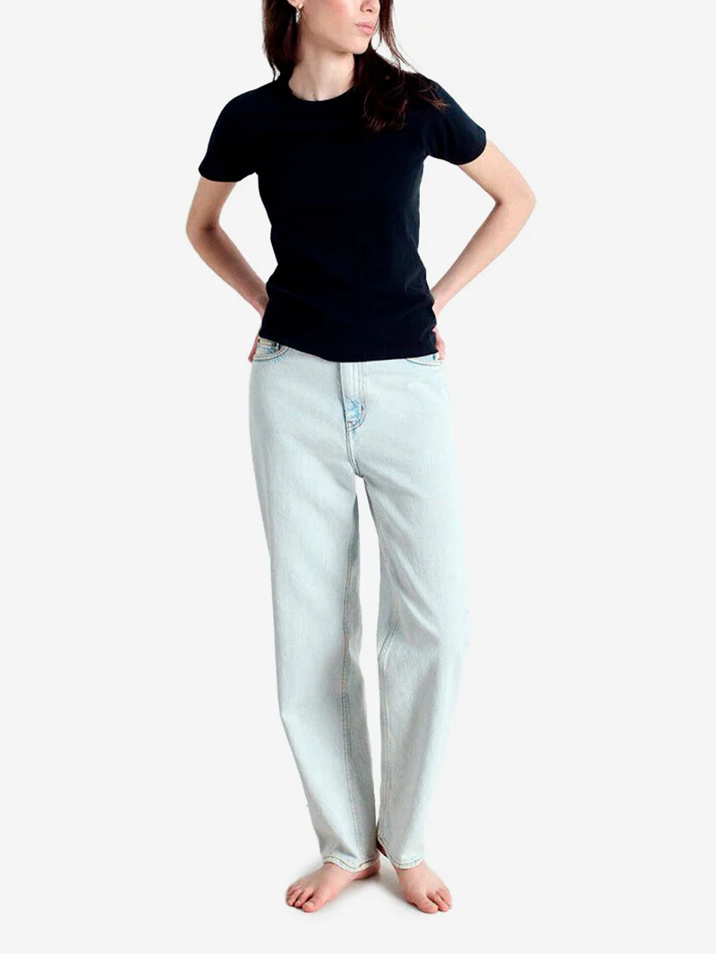 T-shirt nera aderente in cotone sottile