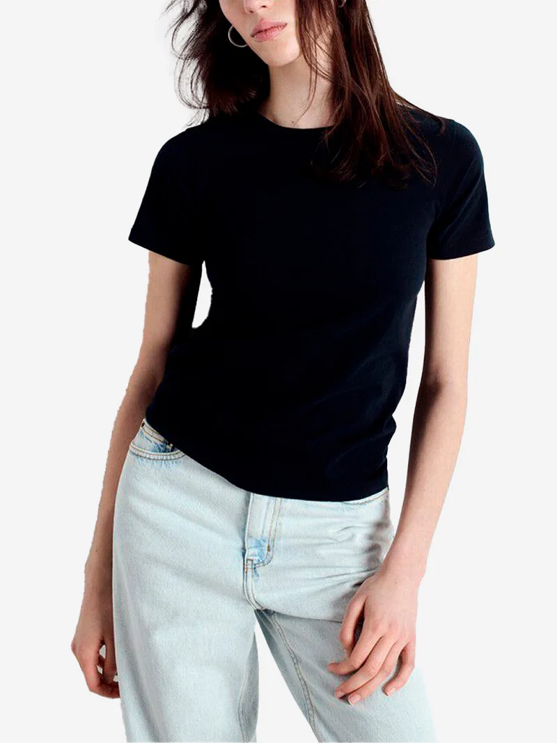 T-shirt nera aderente in cotone sottile