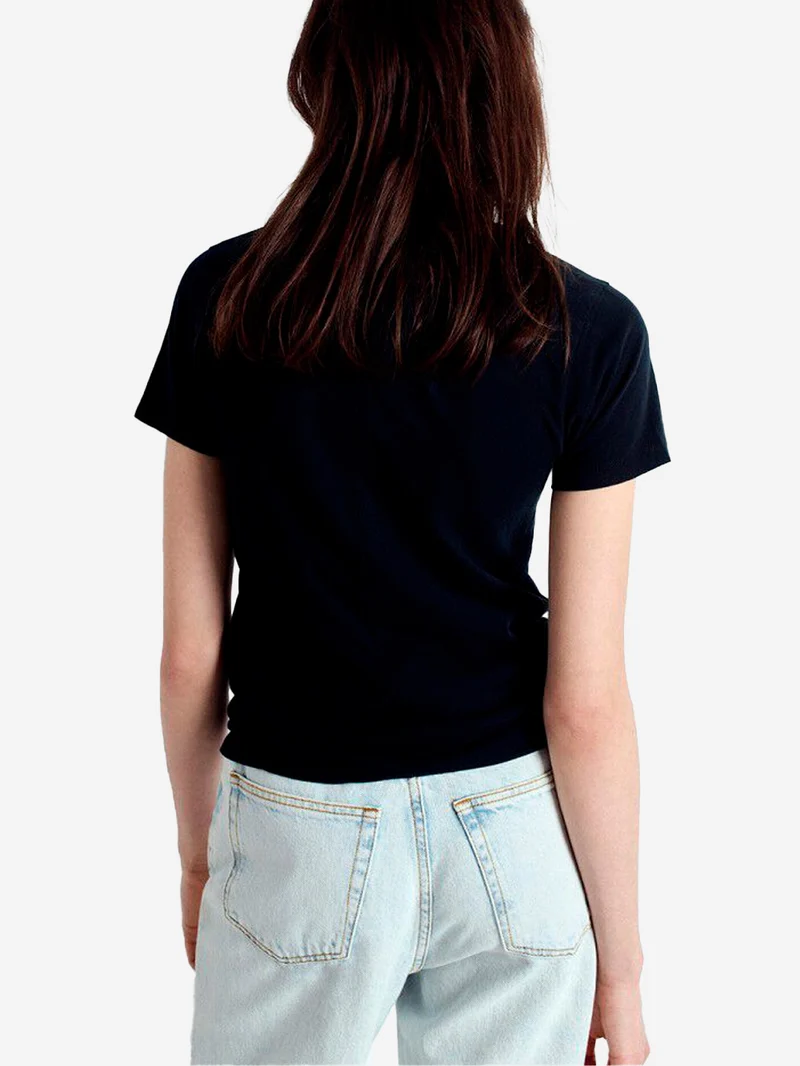 T-shirt nera aderente in cotone sottile