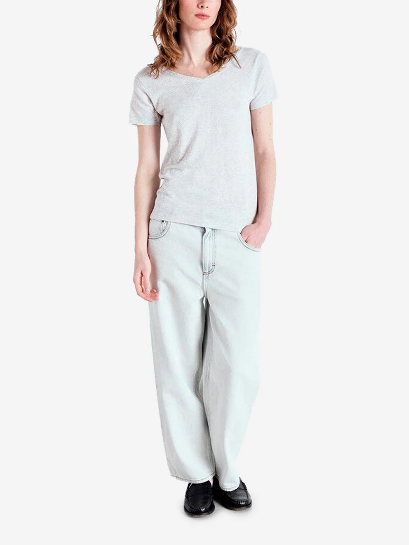 T-shirt grigia chiara aderente con scollo a V