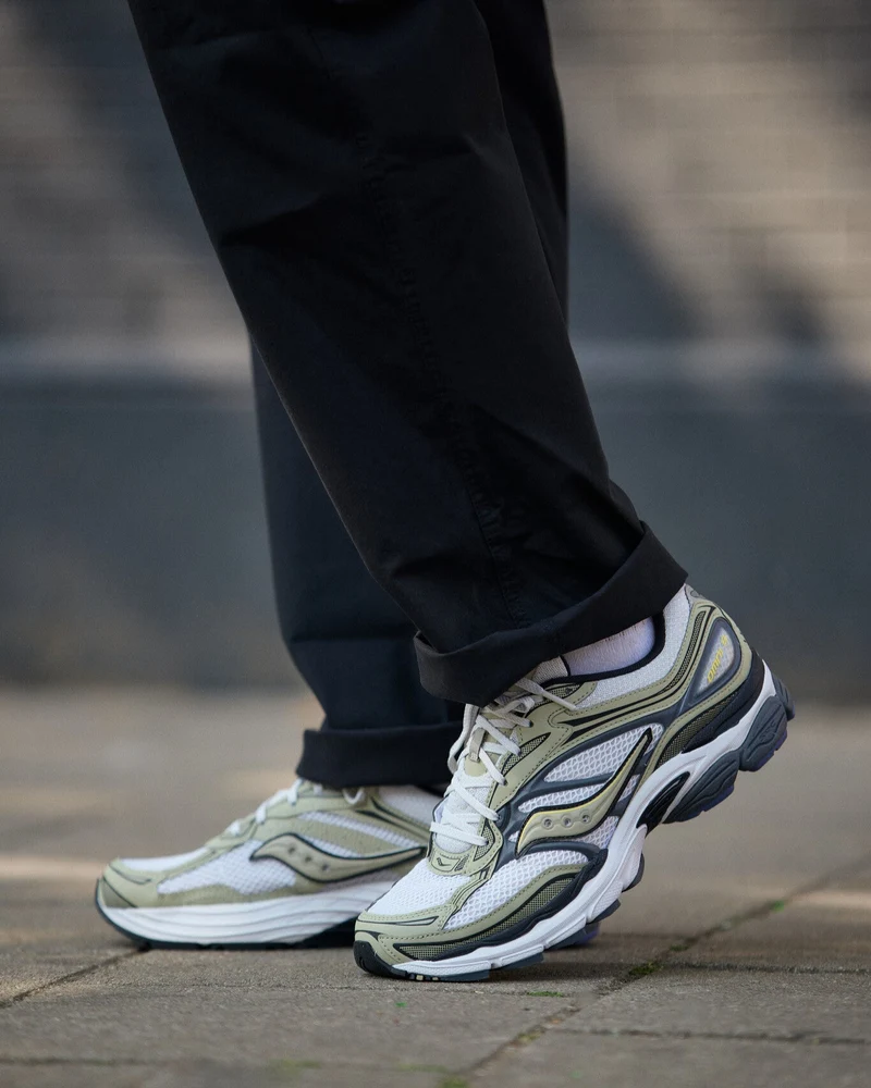 Saucony ProGrid Omni 9 Metallic White Gold