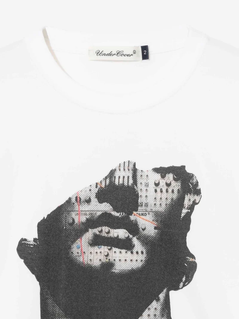 T-shirt bianca con grafica 'Conflict'