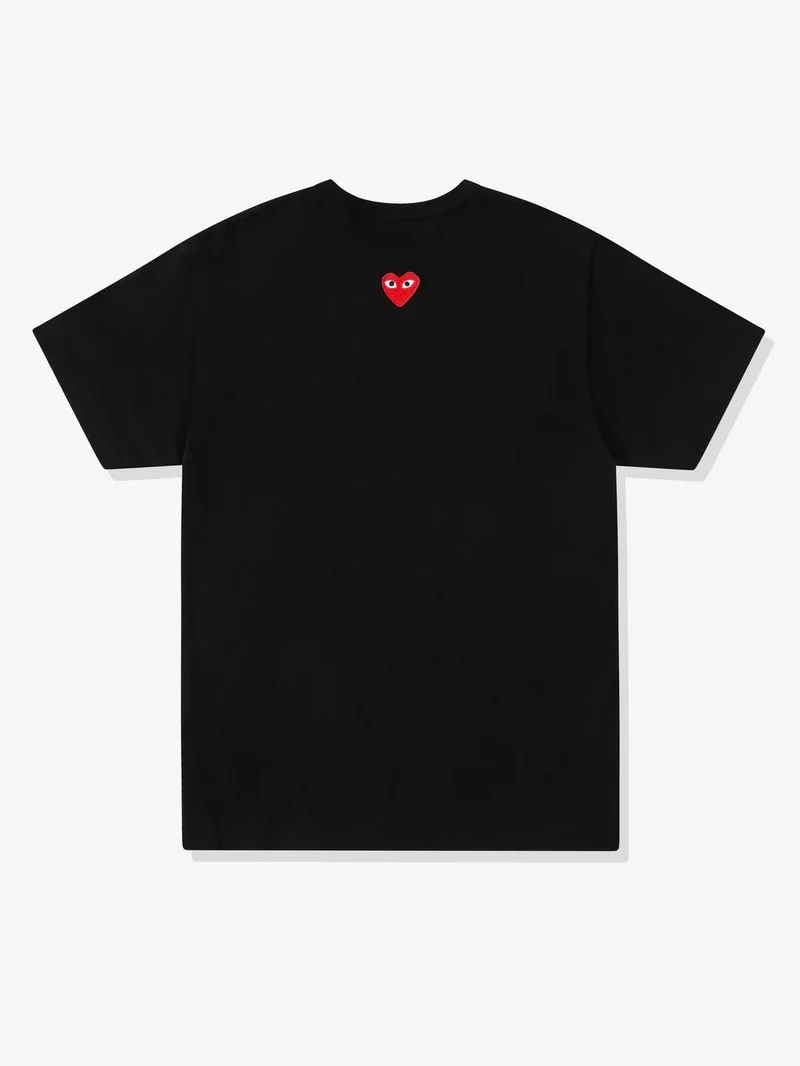 T-shirt nera con cuore reverse