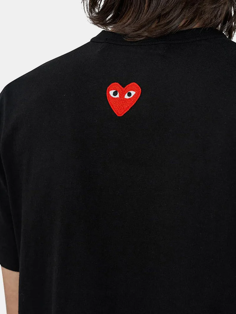 T-shirt nera con cuore reverse