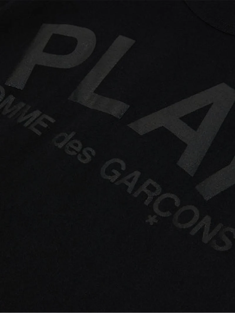 T-shirt nera con grafica con logo