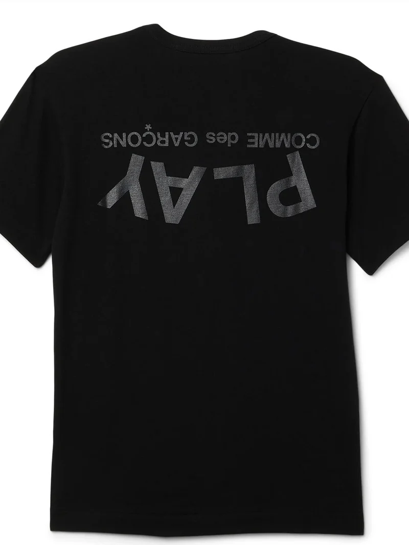 T-shirt nera con grafica con logo