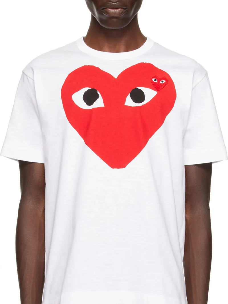 T-Shirt bianca con cuore grande rosso