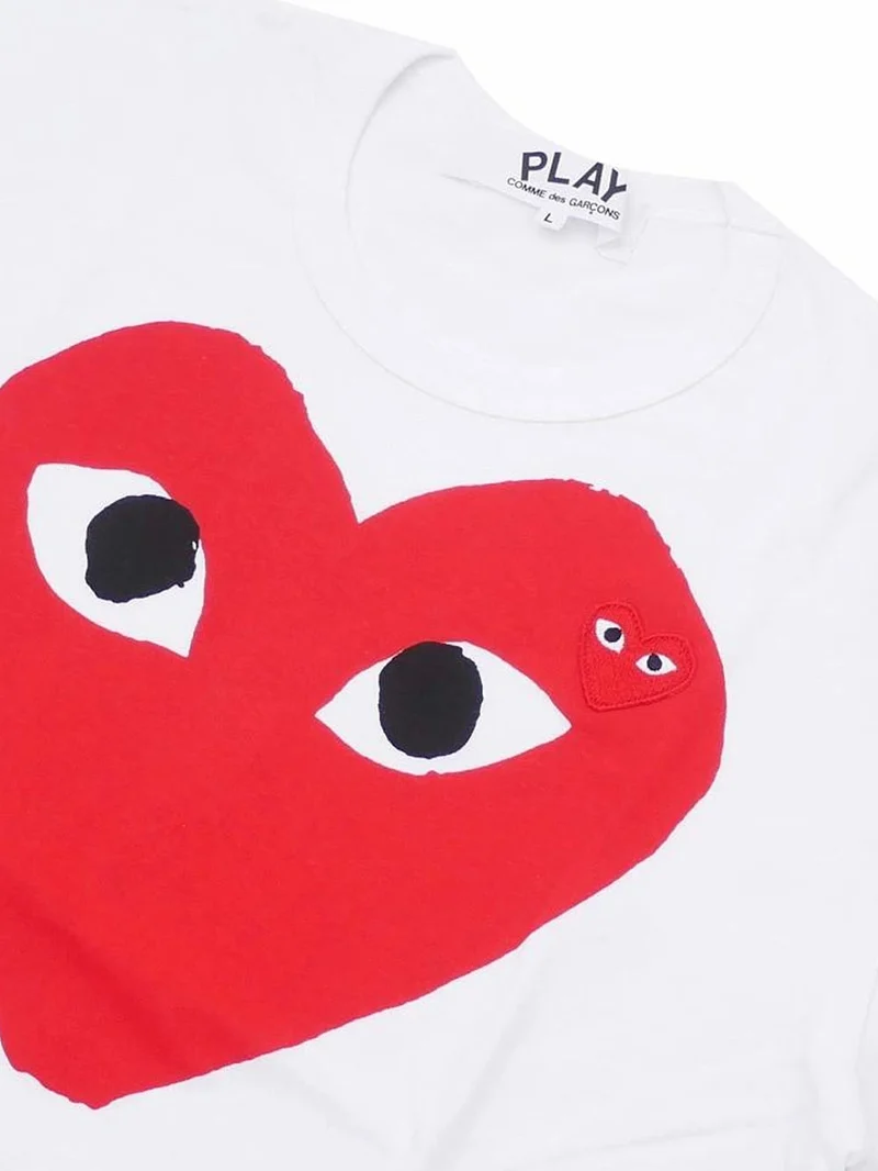 T-Shirt bianca con cuore grande rosso