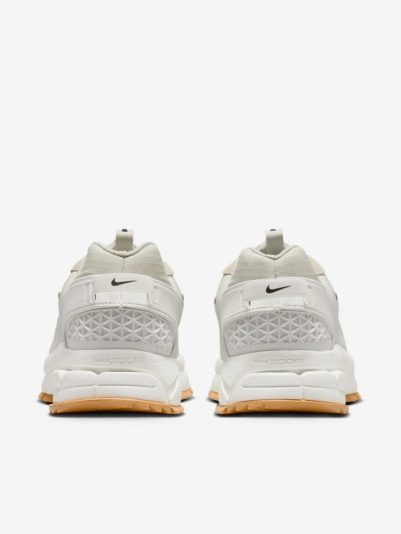 W Zoom Vomero Roam Winterized bianca e beige